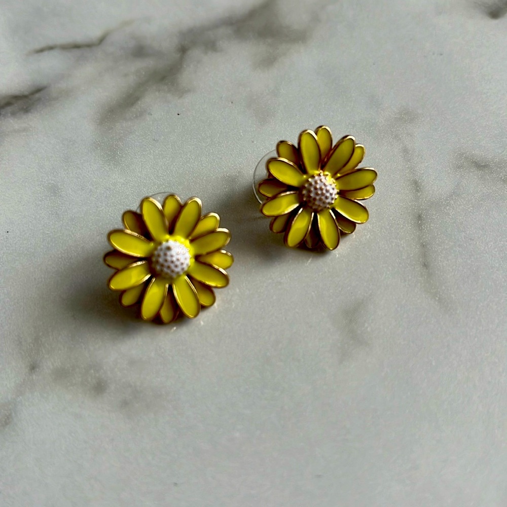 Kate Spade yellow and white daisy studs.